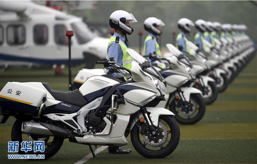 5月27日,，警察攜警用摩托參加誓師大會(huì),。
