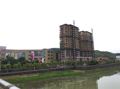 江西省德興市福泰房地產(chǎn)開發(fā)有限公司的項目已爛尾停工兩年,。這家公司2011年拍下“地王”項目,，迄今仍保持著最高地價紀錄。 新京報記者 孫瑞麗 攝