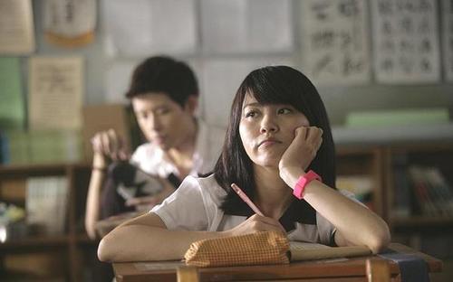 胡家瑋，在《那些年我們追過的女孩》中飾演女主角的好閨蜜,，雖然在演藝圈名氣不高,，但是是臺灣著名的畫家。與調(diào)酒師結(jié)婚19天便被曝與另一名臺灣網(wǎng)絡(luò)名人“黃大爺”有婚外情,，并且被目擊兩人親親,、擁抱，狀似親密,。