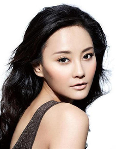 馬雅舒,，吳奇隆的前妻，兩人相識于《蕭十一郎》,。但是結(jié)婚后便各自奔赴自己的劇組,，于是乎馬雅舒婚后不久便紅杏出墻導致離婚。
