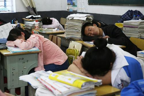 6月1日,，隨著高考的逼近，高三學(xué)子進(jìn)入最后的沖刺,。在安慶市桐城市天城中學(xué)，上千名高三學(xué)子為了節(jié)約時(shí)間,，中午不再往返出租屋或家里,，飯后趴在教室的課桌上集體午休。