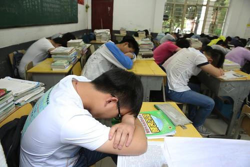 高考即將到來,，學生午飯過后全部選擇在教室休息,。