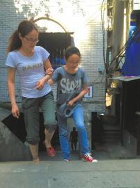 6月3日放學(xué)后，江有芳扶著女兒回家,。