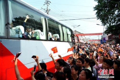 資料圖：6月5日上午，19輛大巴車(chē)從毛坦廠(chǎng)校園緩緩開(kāi)出,，一年一度的萬(wàn)人送考拉開(kāi)大幕,。 <a target='_blank' href='http://www.chinanews.com/'>中新社</a>記者 韓蘇原 攝