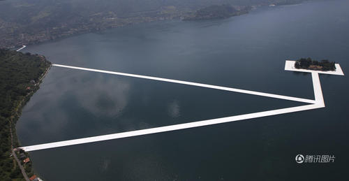 游客可以從碼頭兩端經(jīng)過3公里長,，8米寬的“橋”，登上湖心小島,。