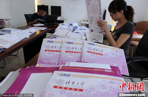資料圖。清華大學(xué)發(fā)放錄取通知書,。范繼文 攝 圖片來源：CFP視覺中國