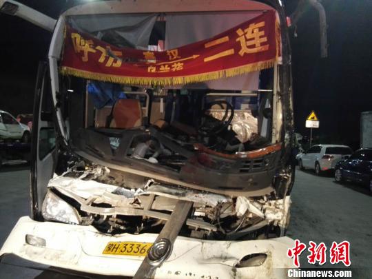 圖為載客大巴車,，受損嚴(yán)重。