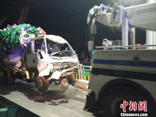 圖為事故清障車運(yùn)送受損車輛,。