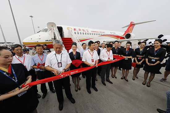 成都航空和成都機(jī)場還有中國商飛的代表為ARJ21-700首飛剪彩,。