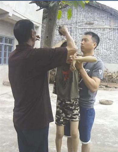 民警將小旭抱起,，羅某解開(kāi)繩子