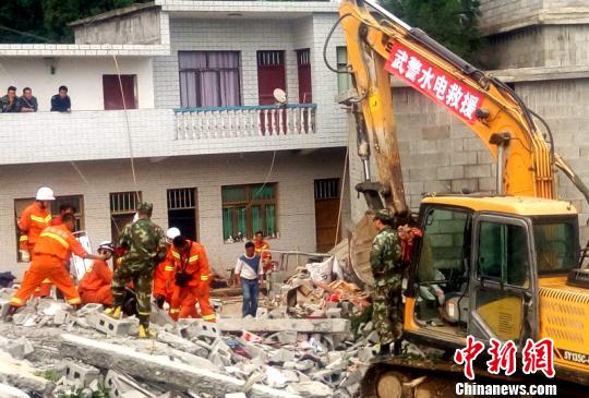 圖為救援人員全力搜救被埋人員,?！⊥鮽?攝