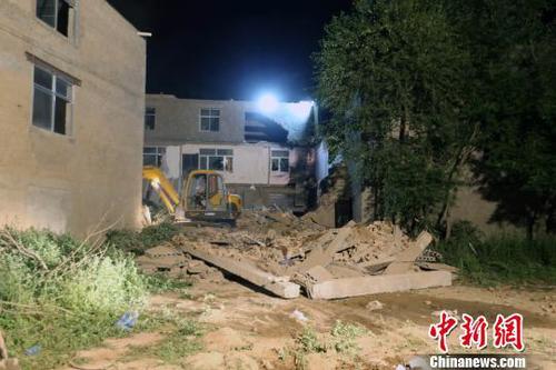 圖為一臺挖掘設備正在對事發(fā)現場進行清理 胡貴龍 攝