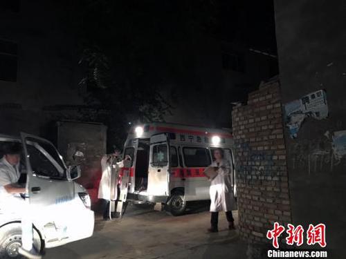 圖為一臺挖掘設備正在對事發(fā)現場進行清理 胡貴龍 攝