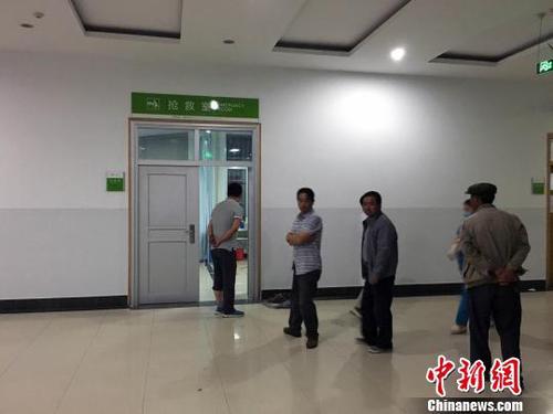 圖為一臺挖掘設備正在對事發(fā)現場進行清理 胡貴龍 攝