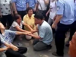 媒體：官員下跪都為啥,？跪領(lǐng)導(dǎo)跪紀(jì)委跪大師…