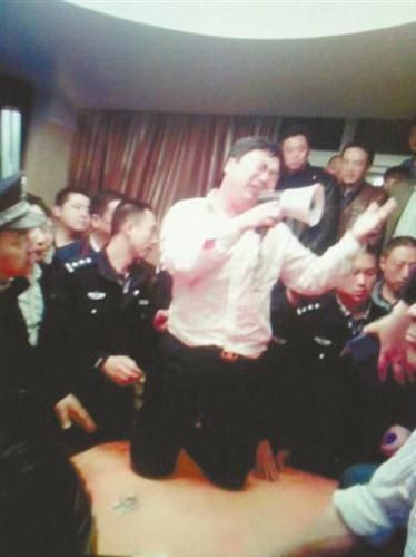 媒體：官員下跪都為啥,？跪領(lǐng)導(dǎo)跪紀(jì)委跪大師…