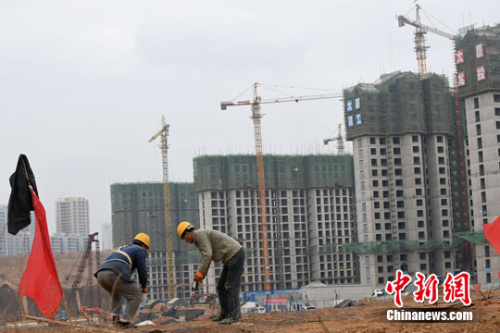 七問(wèn)房地產(chǎn)稅：開(kāi)征還有多遠(yuǎn),？你會(huì)多交錢(qián)嗎？