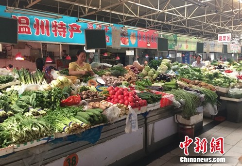 北京西城區(qū)某農(nóng)貿(mào)市場(chǎng)內(nèi)的蔬菜攤位,。<a target='_blank' href='http://www.chinanews.com/' >中新網(wǎng)</a> 種卿 攝