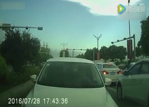 “路怒哥”火了,！被追尾后掉頭沖撞對方車輛