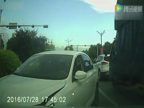 “路怒哥”火了,！被追尾后掉頭沖撞對方車輛
