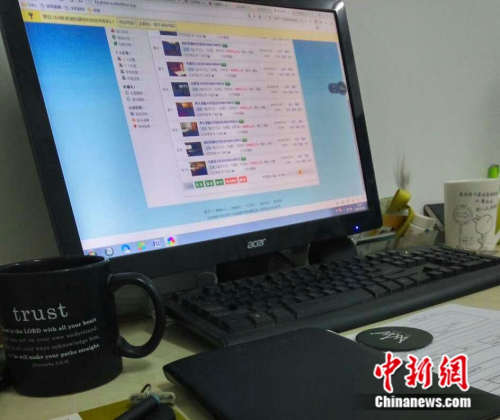 圖為北京一小中介公司在網(wǎng)上刷“假房源”。呂春榮 攝