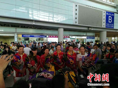  14日,，在里約奧運(yùn)會(huì)摘得女子重劍團(tuán)體賽銀牌的中國女子重劍隊(duì)抵達(dá)北京。呂春榮 攝